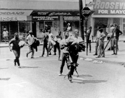 Sacco durante i disordini di Watts del 1965 da Unbekannt Unbekannt